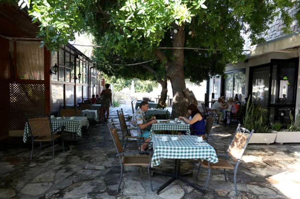 Dionysos Central Hotel Paphos-Terasa restorana.jpg