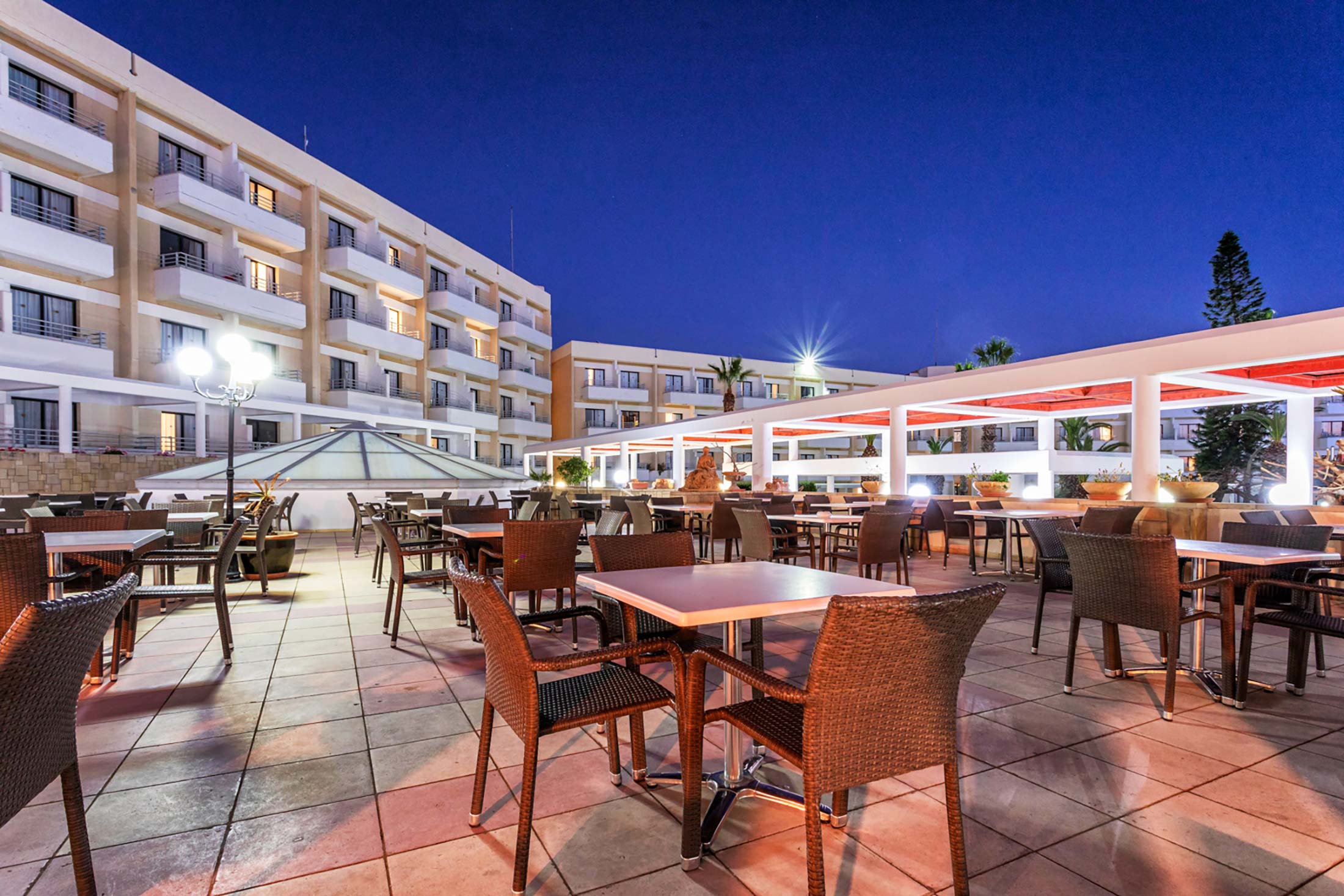 Louis Phaethon Beach-Terasa restorana.jpg