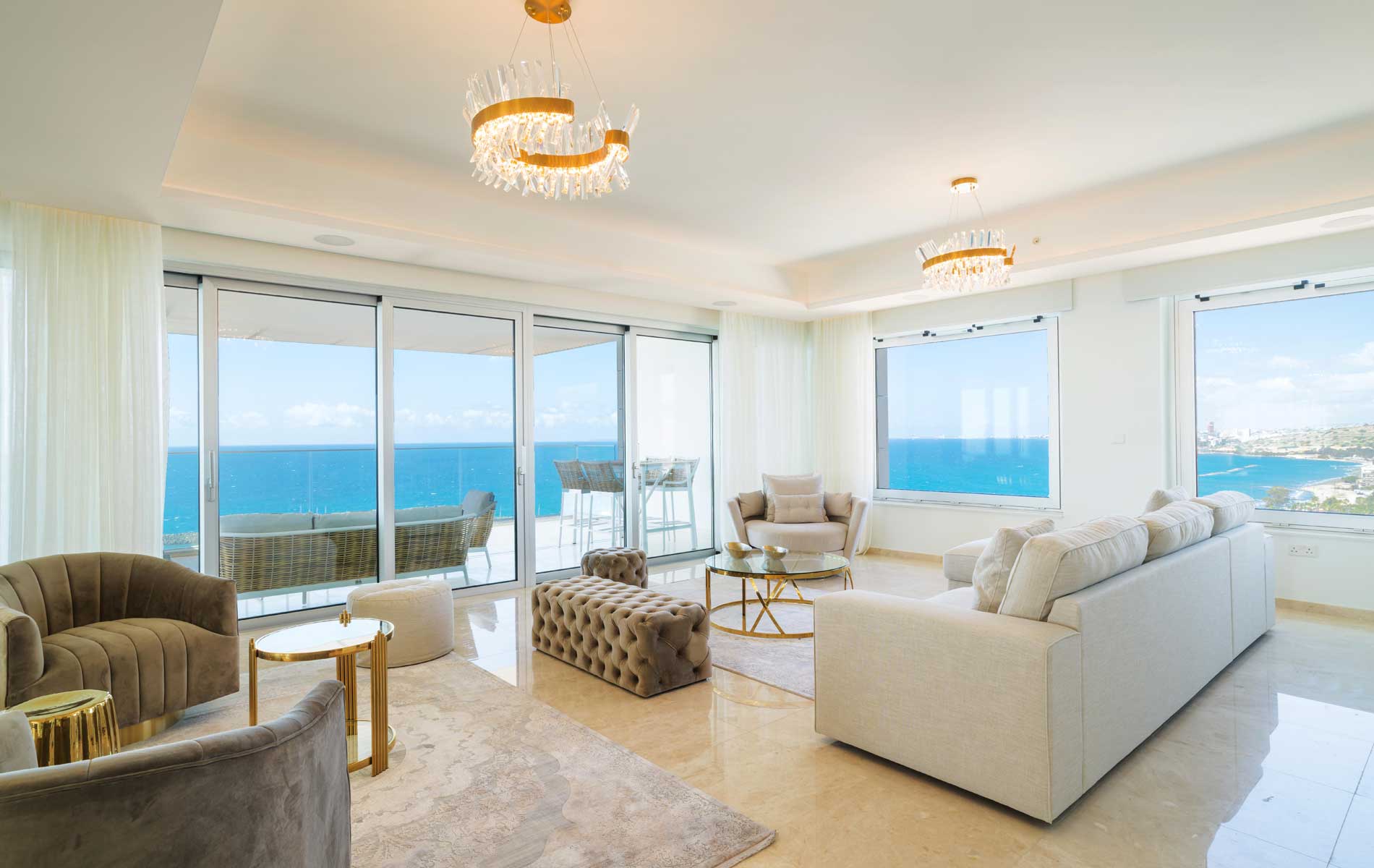 The Tower at St Raphael Resort-Cetvorosobni apartman dnevna soba.jpg