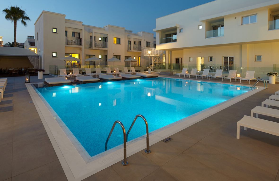 Melpo Antia Hotel & Suites-Bazen.jpg