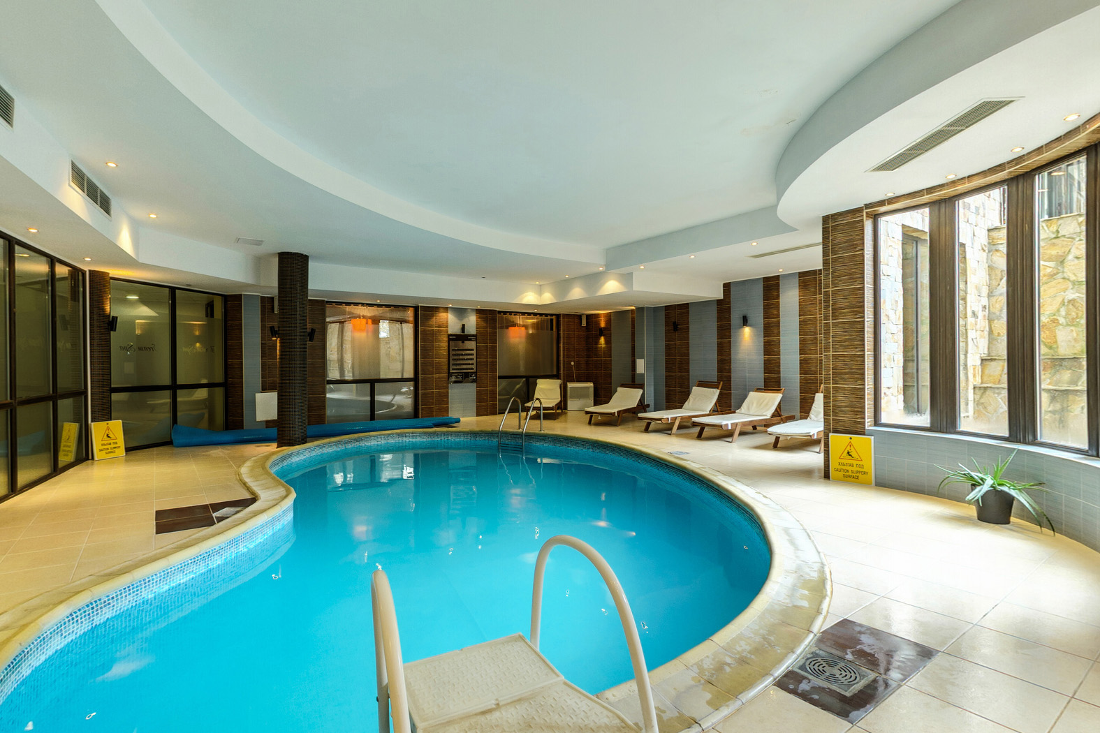 Dream Apartment Complex-Zatvoreni bazen.jpg