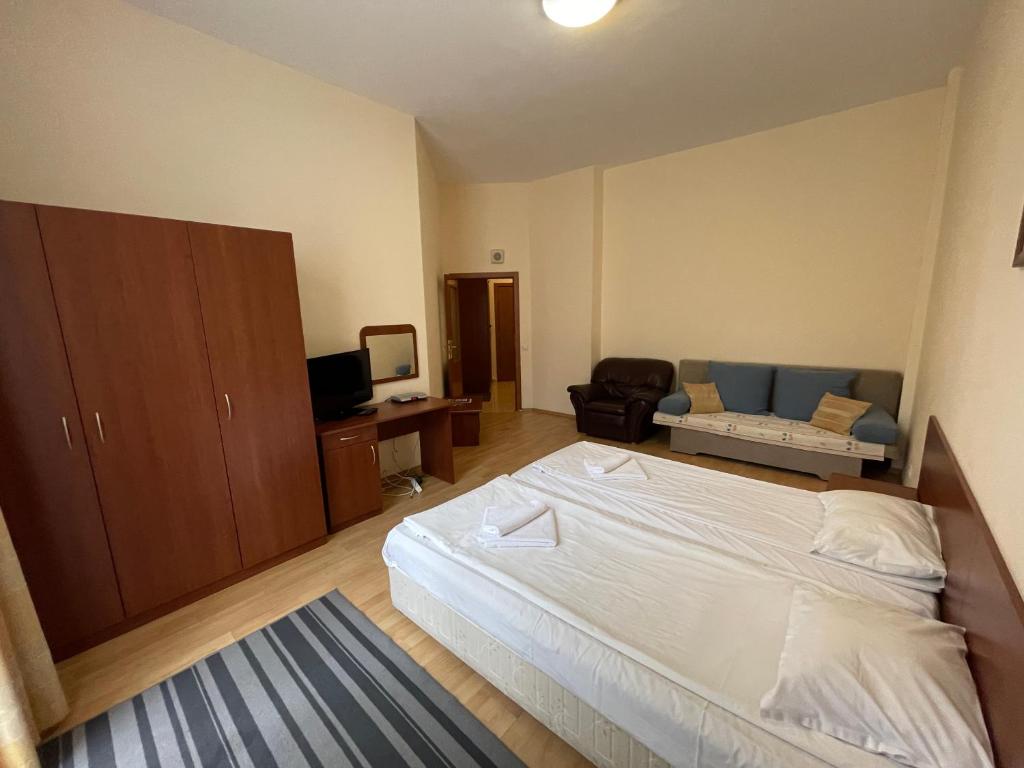 Flora Persay Apartments-Studio Large.jpg