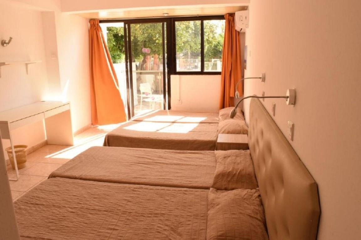 Pambos Napa Rocks Apartments-Cetvorokrevetna soba.jpg