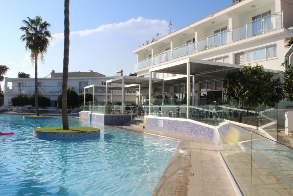 Fedrania Gardens Hotel-Bar pored bazena.jpg