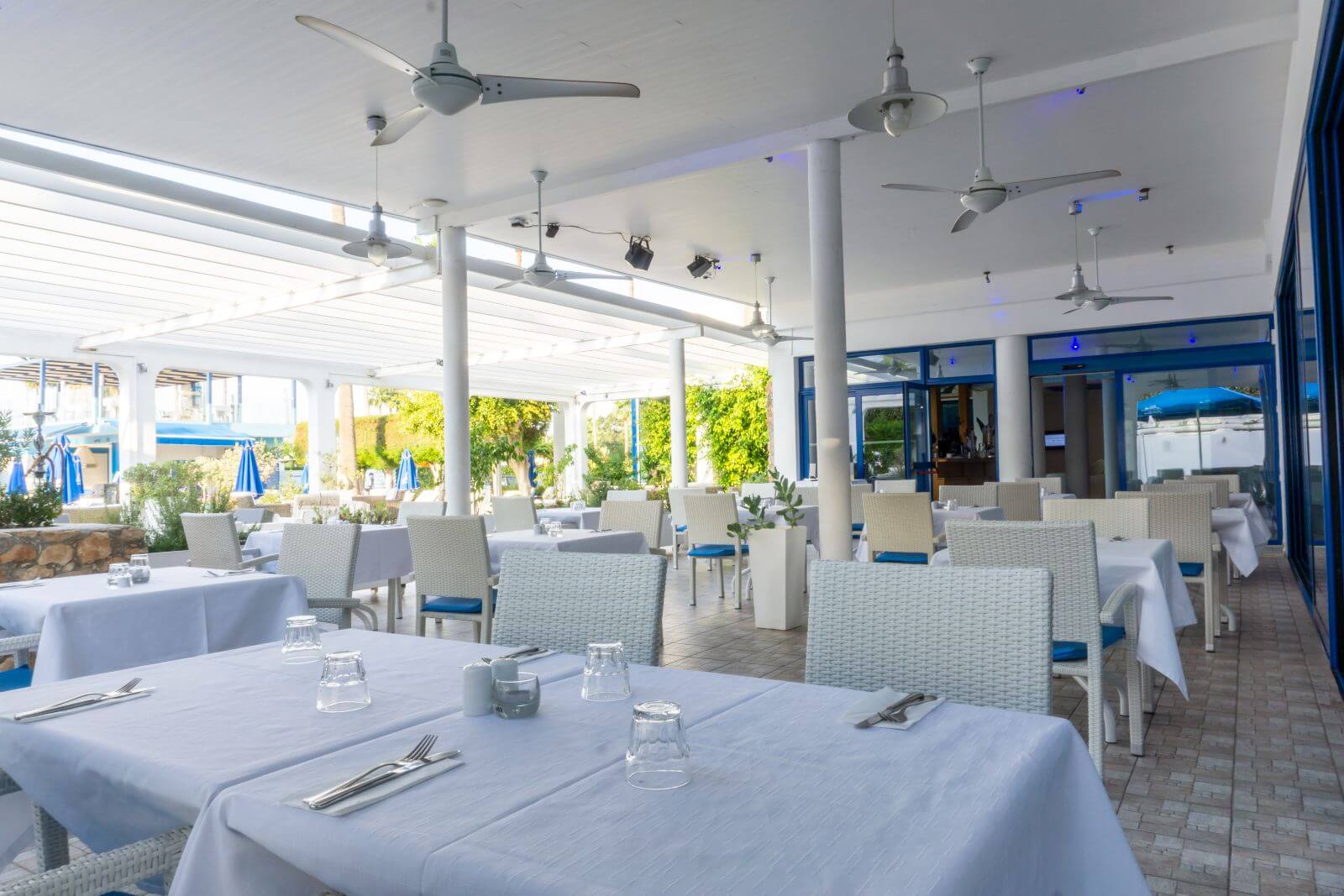 Anonymous Beach Hotel-Terasa restorana.jpg