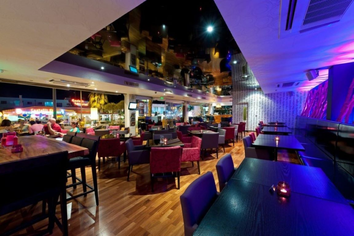 Napa Plaza Hotel-Kafe bar.jpg