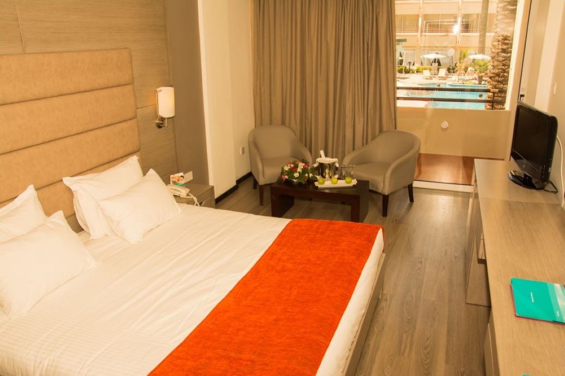 Napa Plaza Hotel-Superior soba bazen.jpg