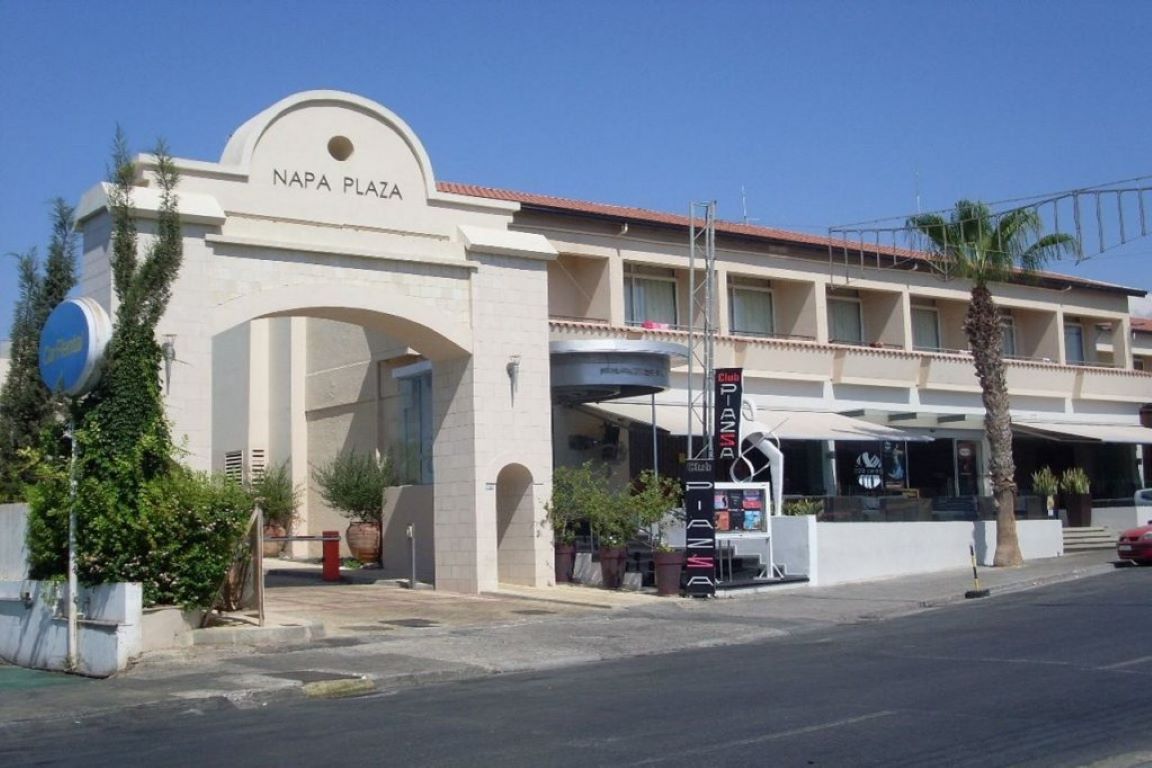 Napa Plaza Hotel-Ulaz u hotel.jpg