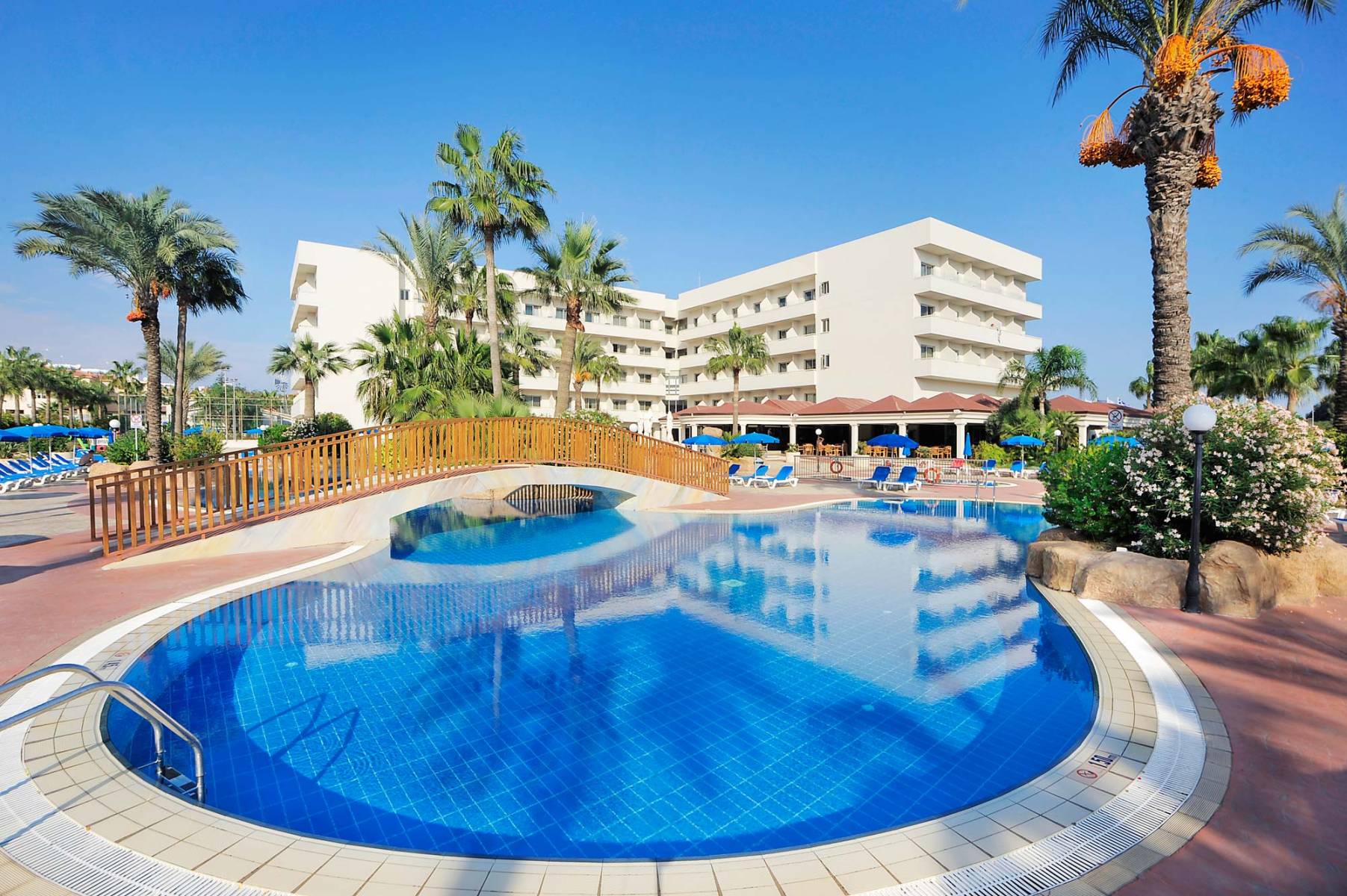 Nissiana Hotel & Bungalows-Bazen.jpg
