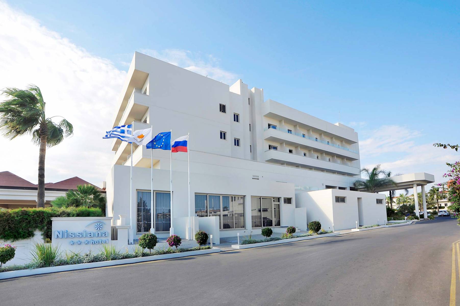 Nissiana Hotel & Bungalows-Hotel spolja.jpg
