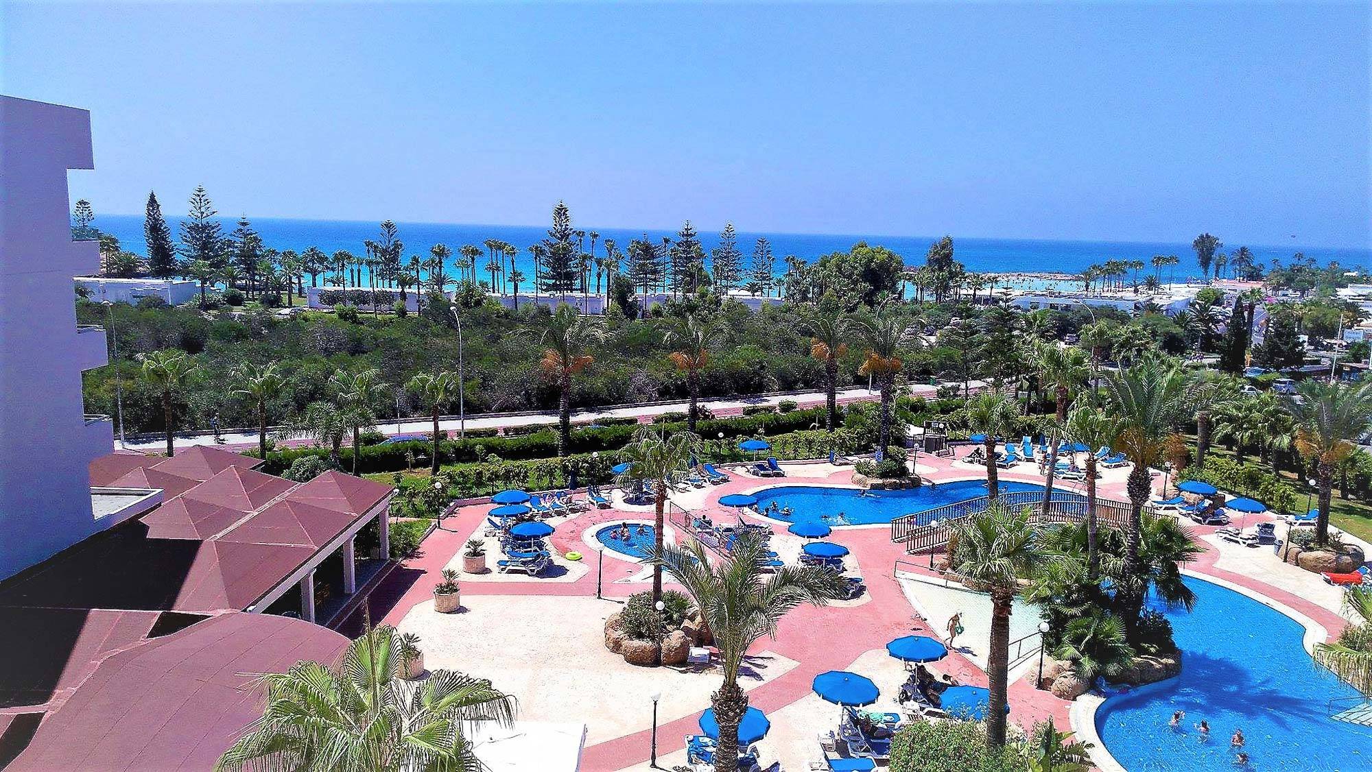 Nissiana Hotel & Bungalows-Kompleks bazena.jpg
