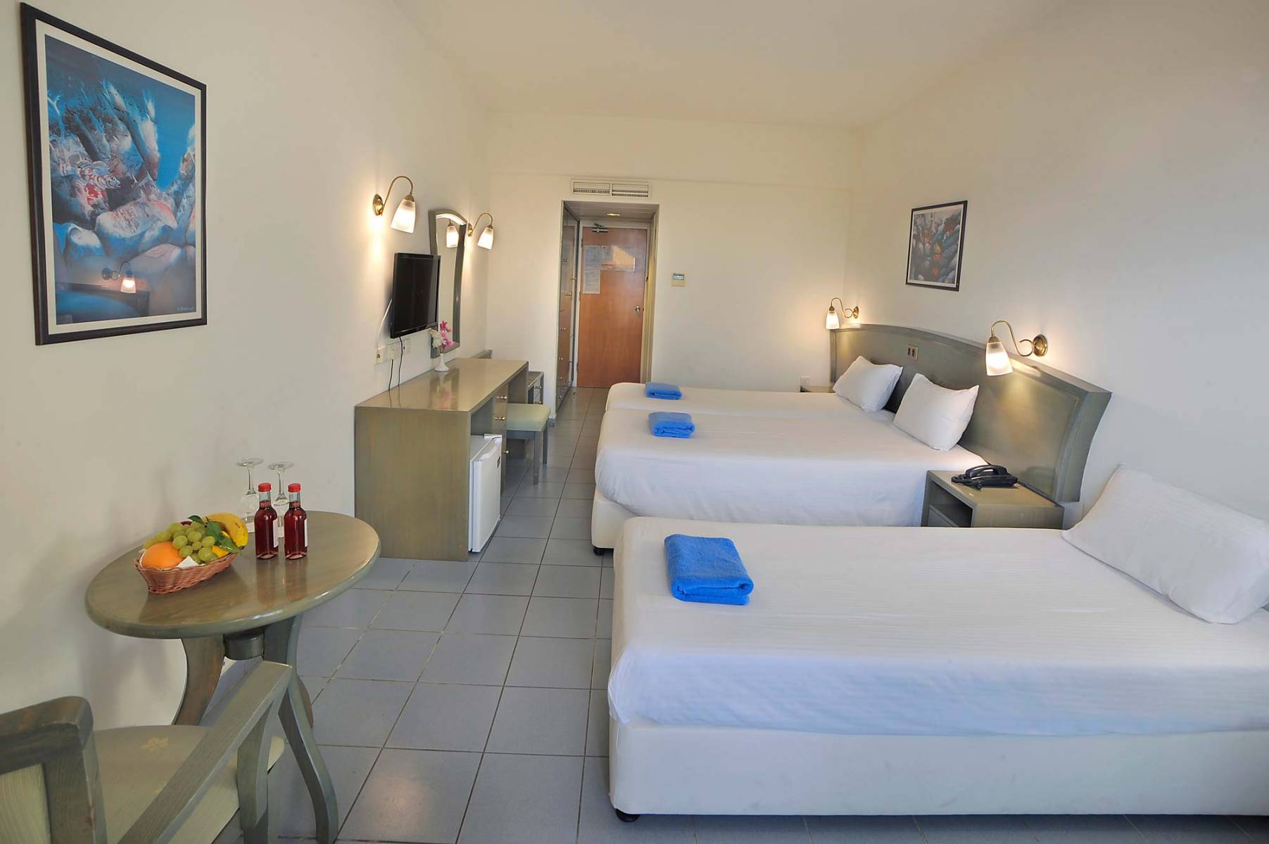 Nissiana Hotel & Bungalows-Porodicna soba.jpg