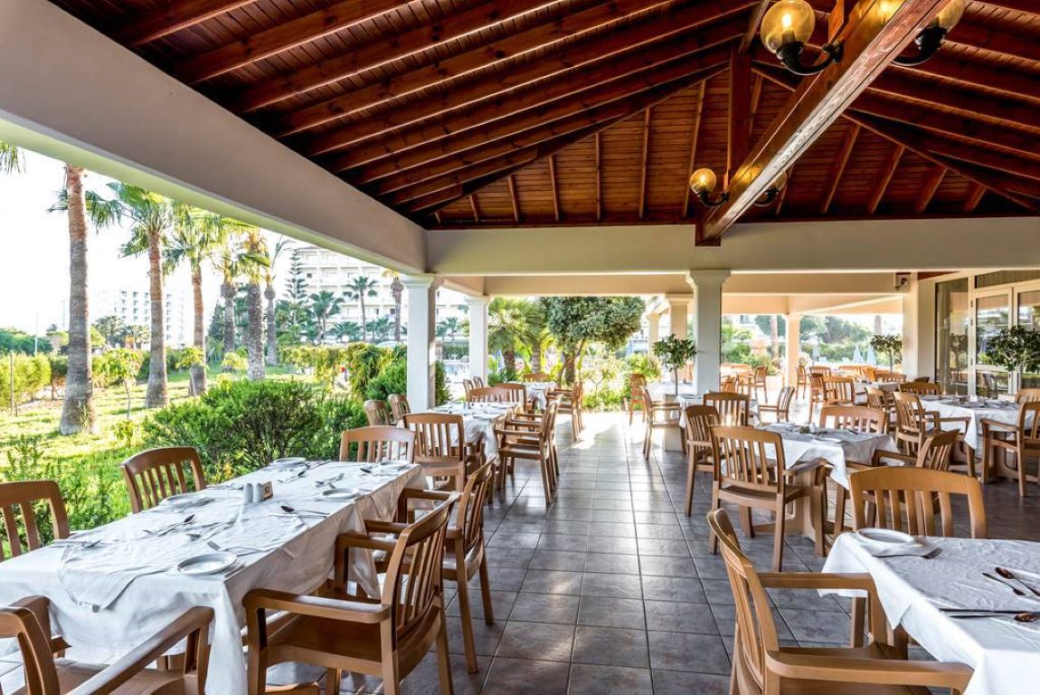 Nissiana Hotel & Bungalows-Terasa restoran.jpg