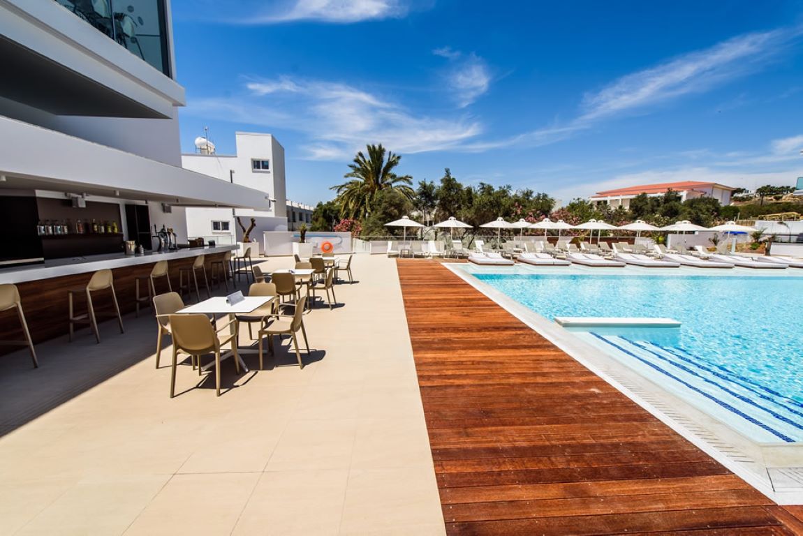 Eleana Hotel-Bar pored bazena.jpg