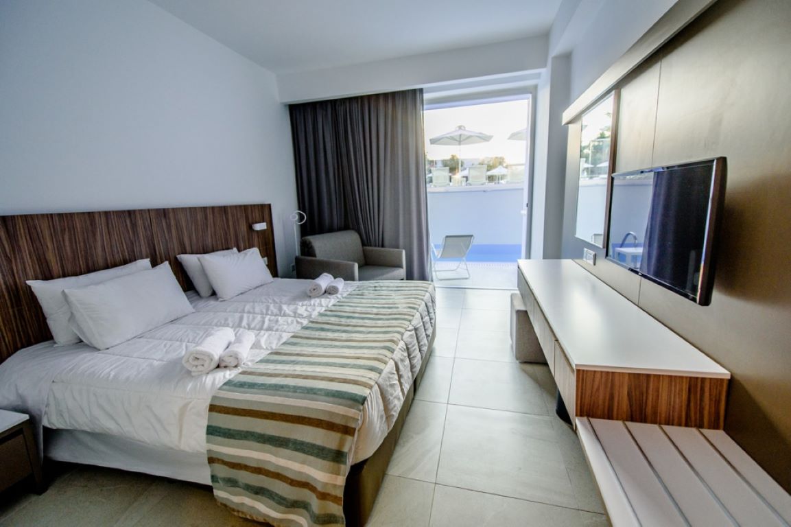 Eleana Hotel-Standardna soba direktan pristup bazenu.jpg