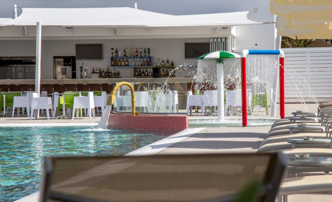 Nicholas Color Hotel-Bar pored bazena.jpg