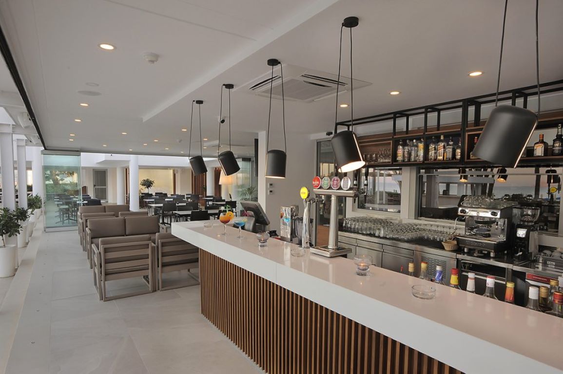 Okeanos Beach Boutique Hotel-Bar pored bazena.jpg