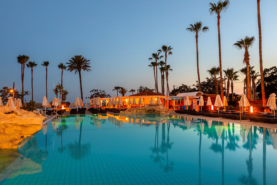 Pavlo Napa Beach Hotel-Bazen nocu.jpg