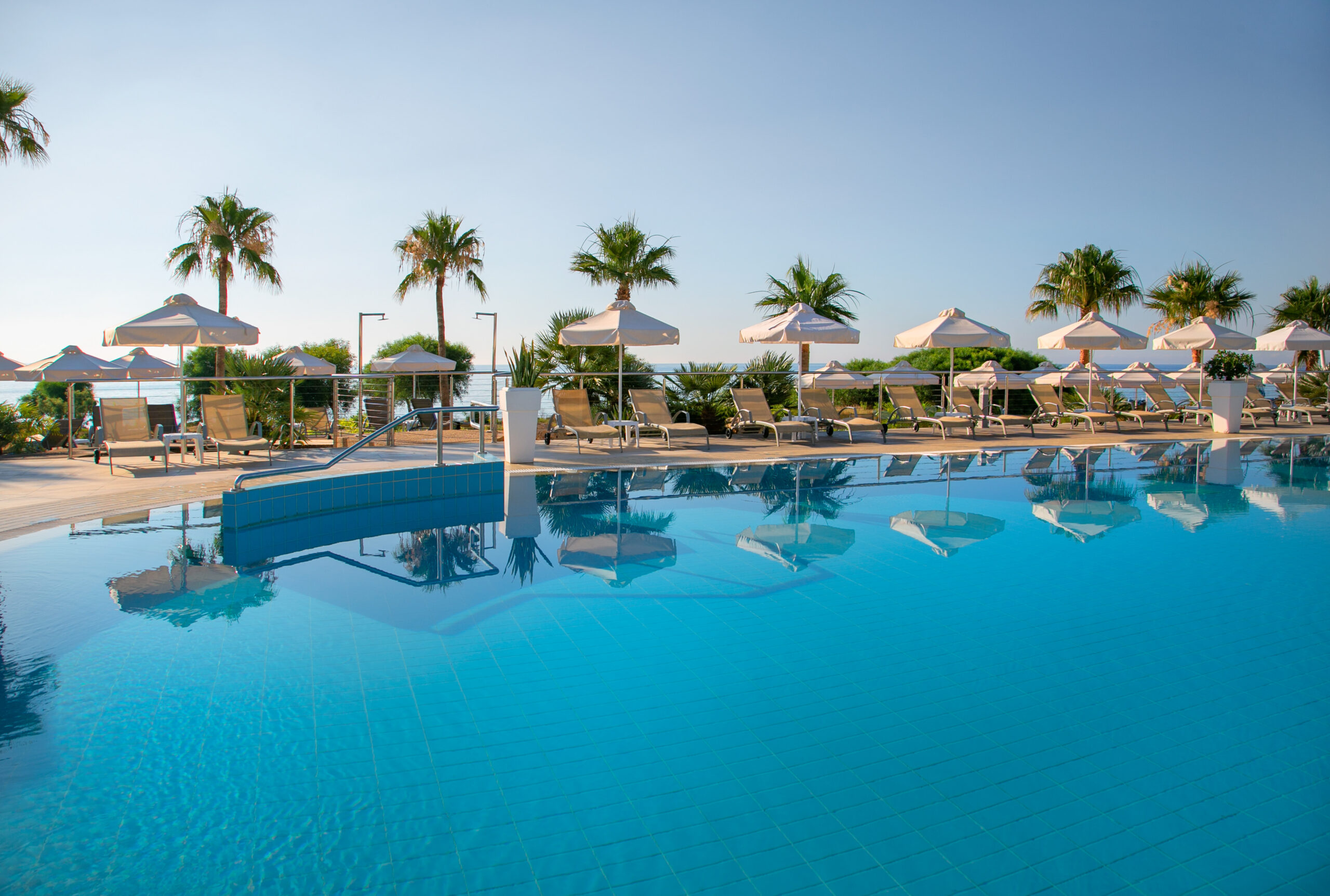 Asterias Beach Hotel-Bazen.jpeg