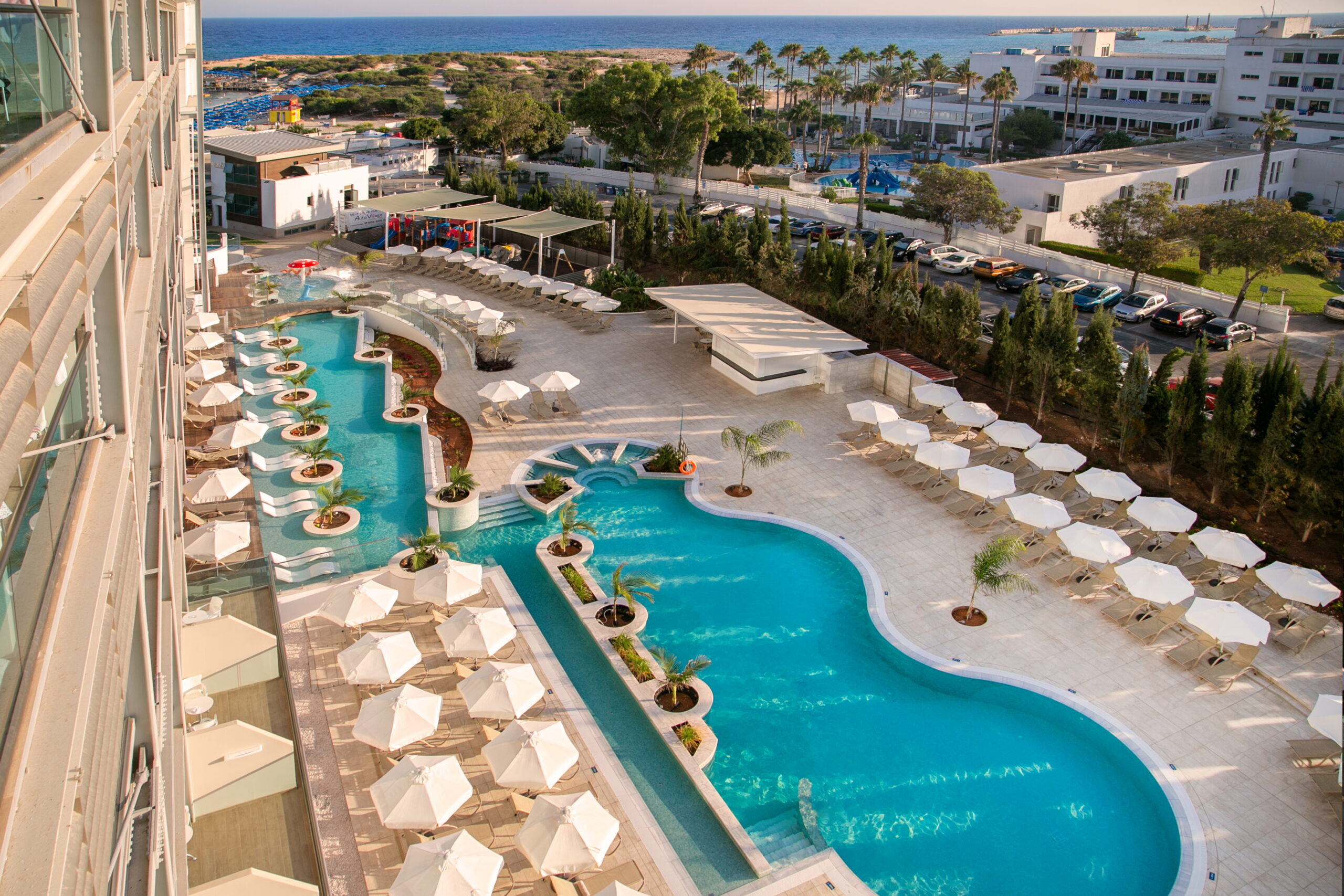 Asterias Beach Hotel-Kompleks bazena.jpg