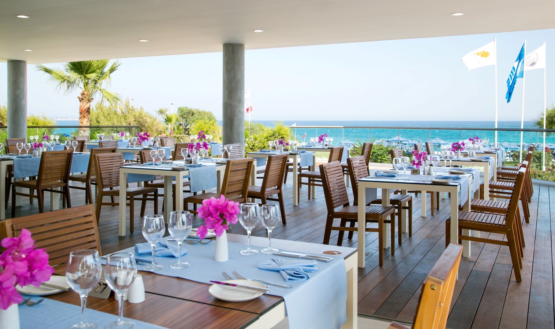 Asterias Beach Hotel-Restoran na plazi.jpg