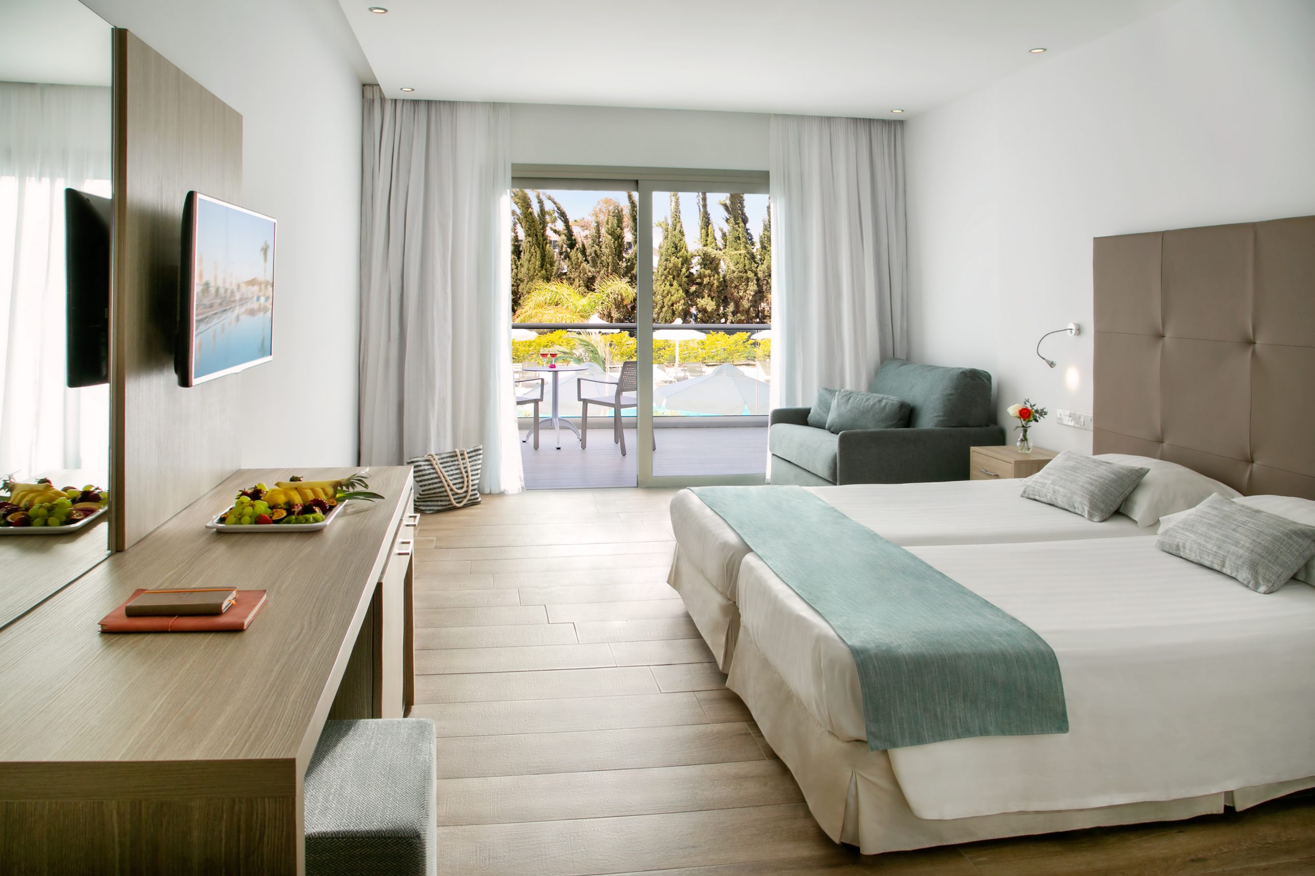 Asterias Beach Hotel-Standardna soba pogled bazen.jpeg