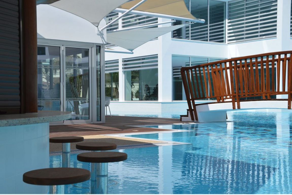 Vassos Nissi Plage Hotel & Spa-Bar na bazenu.jpg