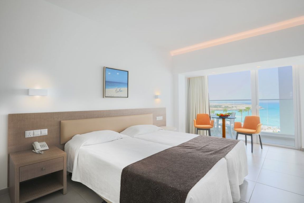 Vassos Nissi Plage Hotel & Spa-Deluxe soba delimican pogled more.jpg