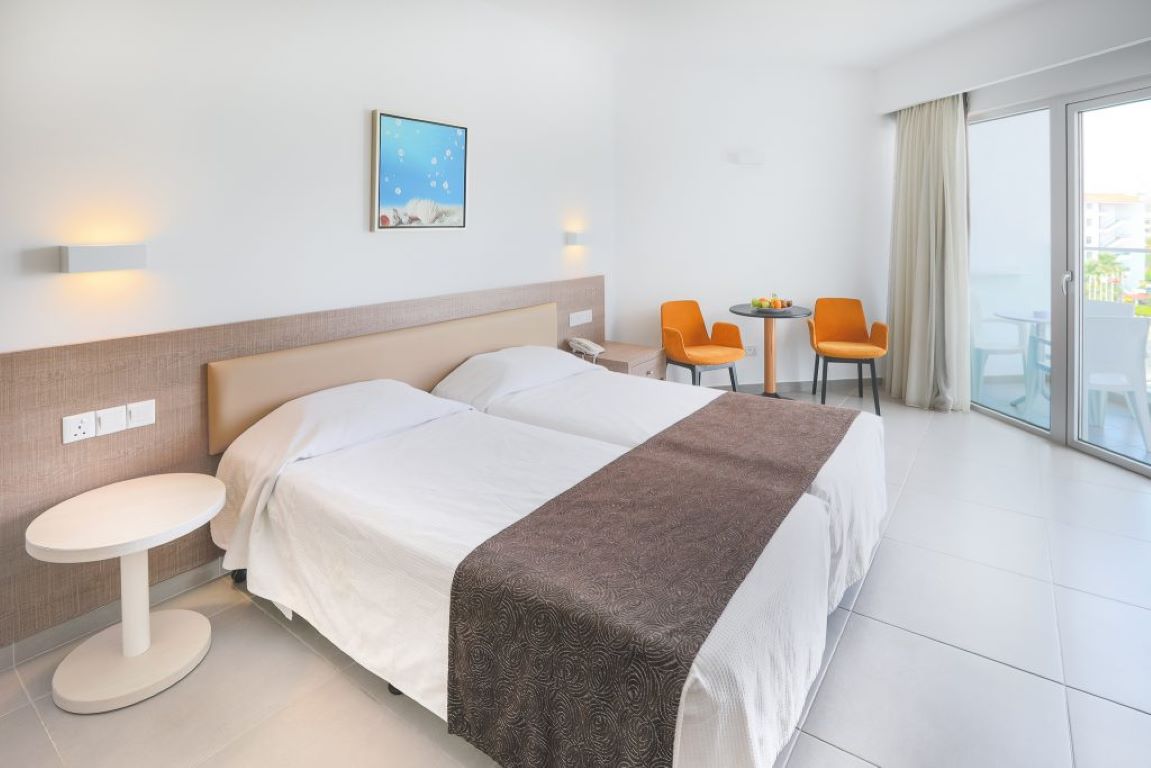 Vassos Nissi Plage Hotel & Spa-Deluxe soba pogled grad.jpg