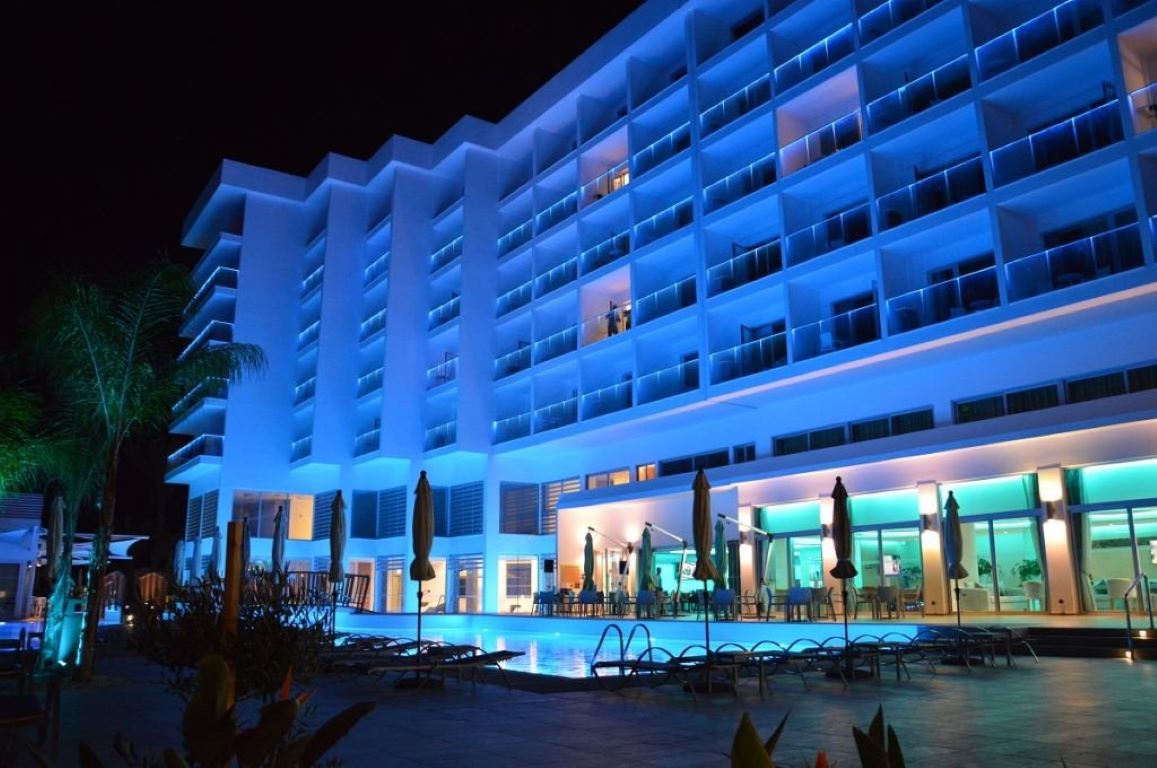 Vassos Nissi Plage Hotel & Spa-Nocni izgled.jpg