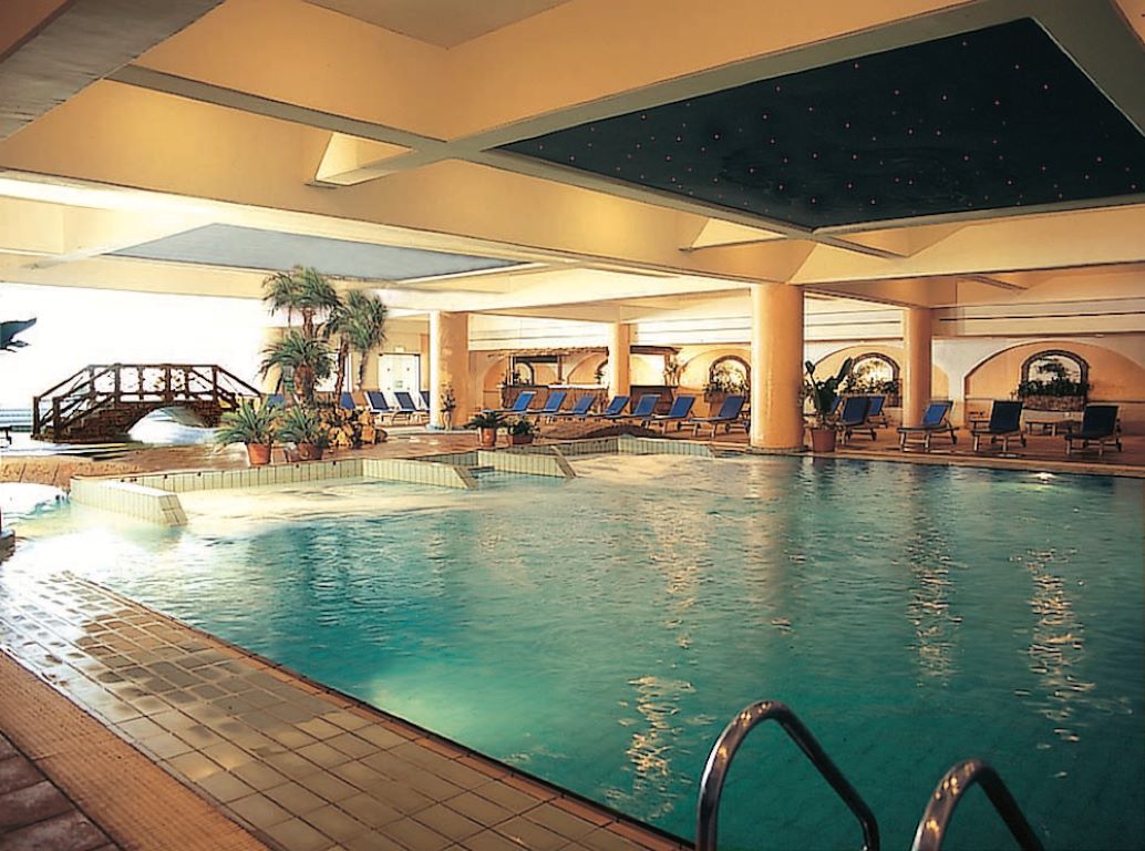 Adams Beach Hotel & Spa-Unutrasnji bazen.jpg