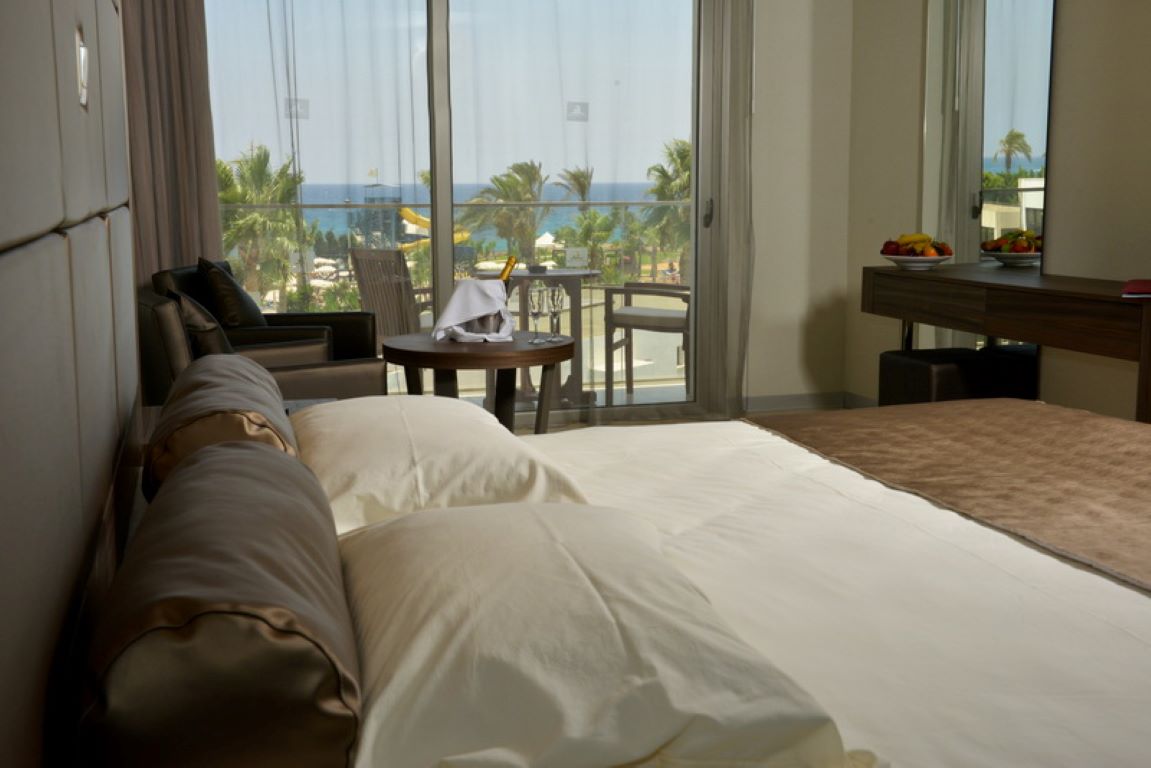 Adams Beach Hotel & Spa Deluxe Wing-Deluxe soba pogled more.jpg
