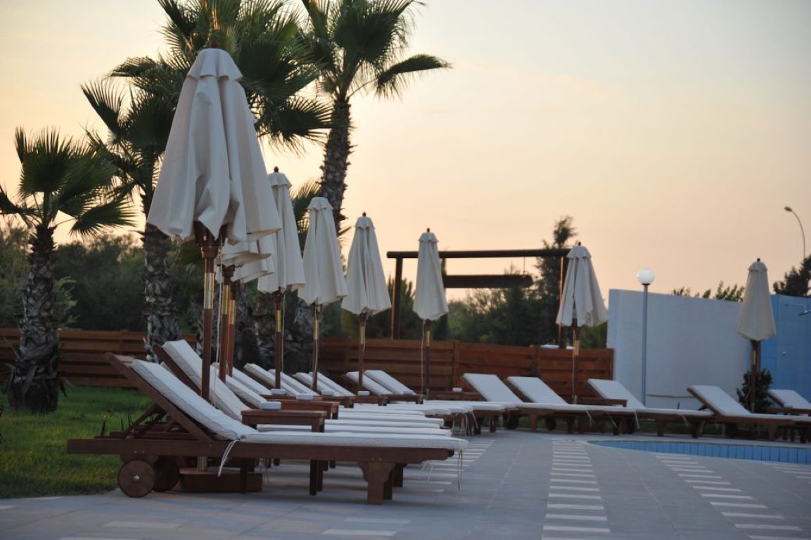 Adams Beach Hotel & Spa Deluxe Wing-Oblast oko bazena.jpg
