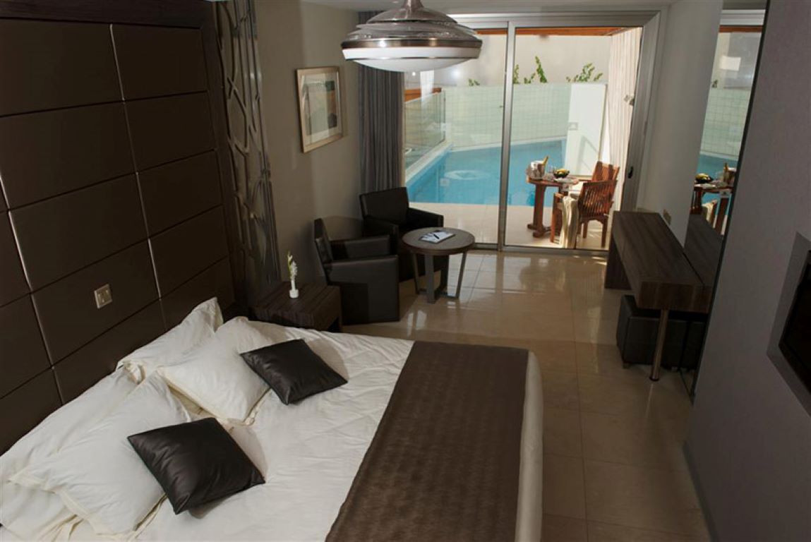 Adams Beach Hotel & Spa Deluxe Wing-Super deluxe soba privatni bazen.jpg