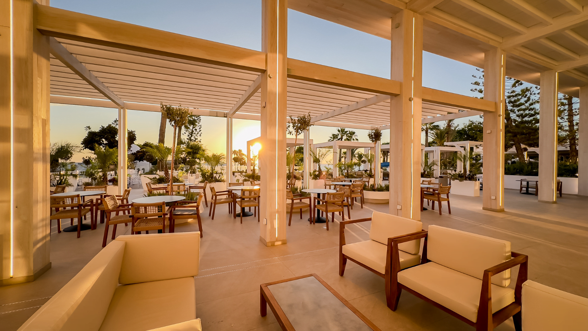 The Golden Coast Beach Hotel-Terasa bara.png