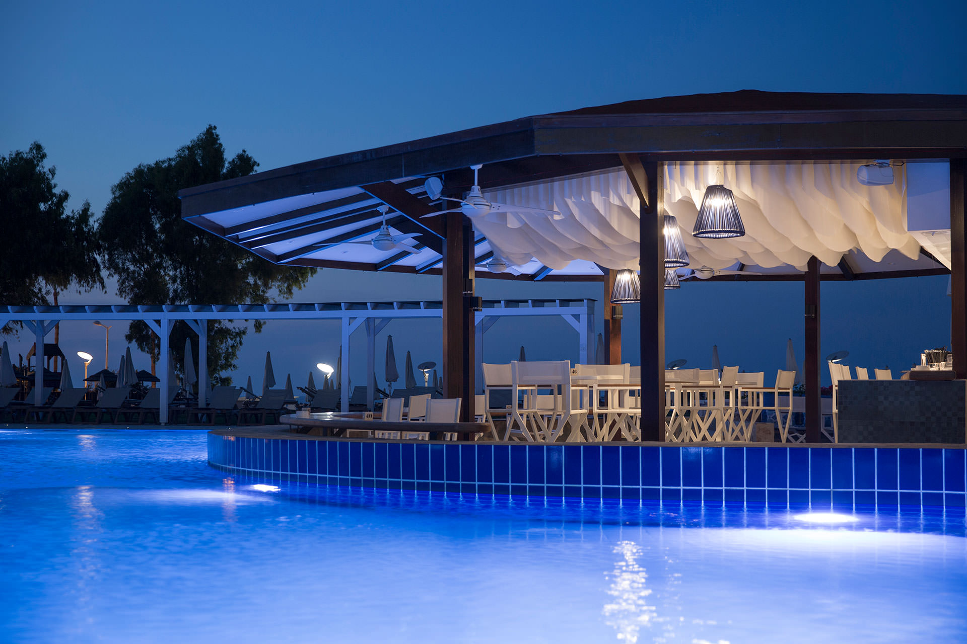Capo Bay Hotel-Bar pored bazena.jpg