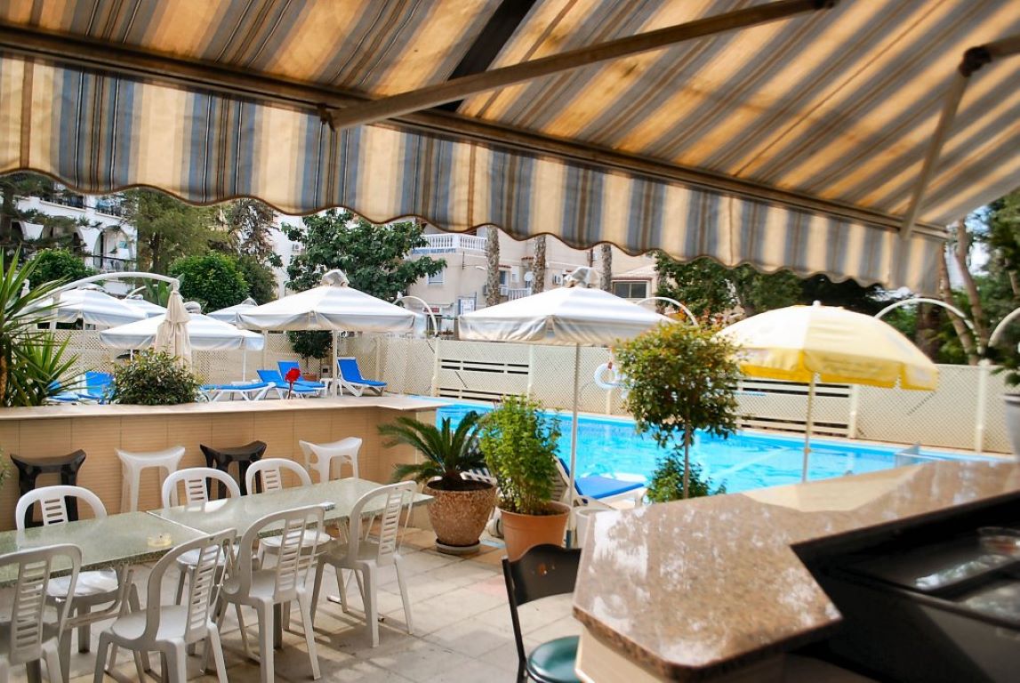 San Remo Hotel-Bar pored bazena.jpg