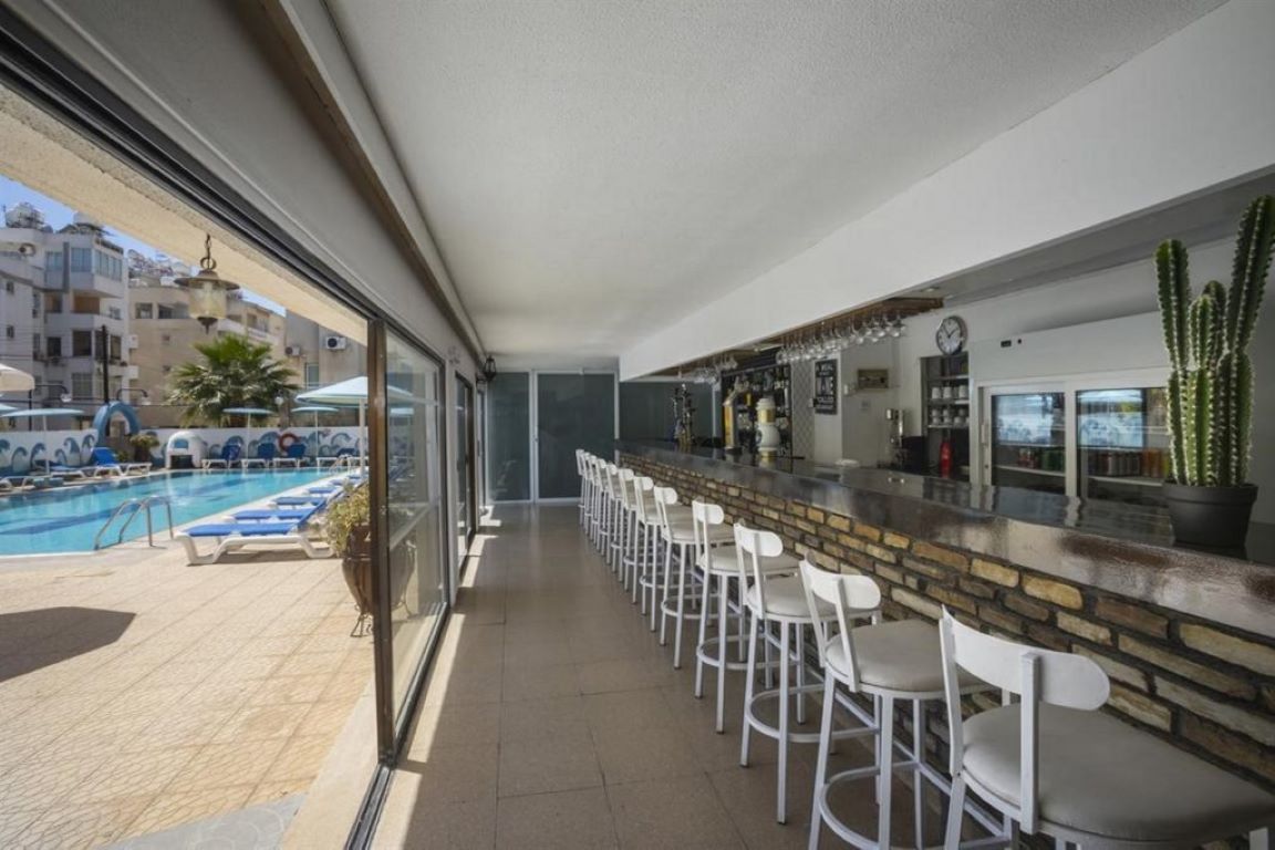 Cactus Hotel-Bar pored bazena.jpg