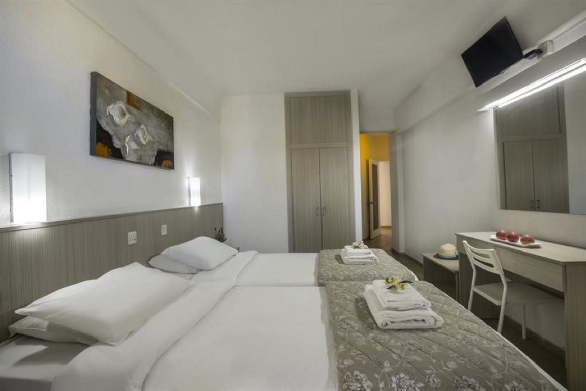 Cactus Hotel-Trokrevetna soba.jpg