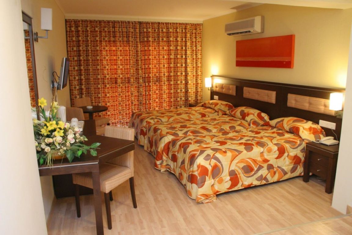 Livadhiotis City Hotel-Trokrevetna soba.jpg