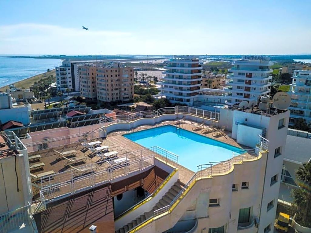 Flamingo Beach Hotel-Bazen na krovu.jpg