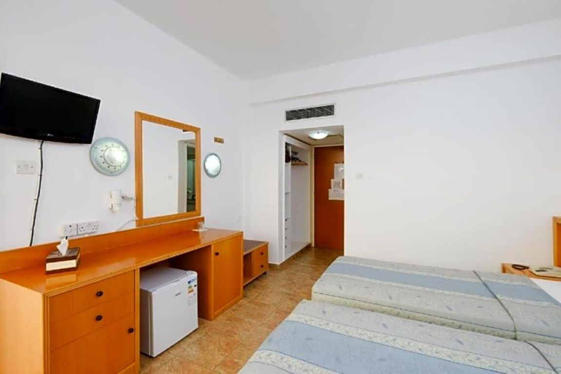 Flamingo Beach Hotel-Trokrevetna soba.jpg