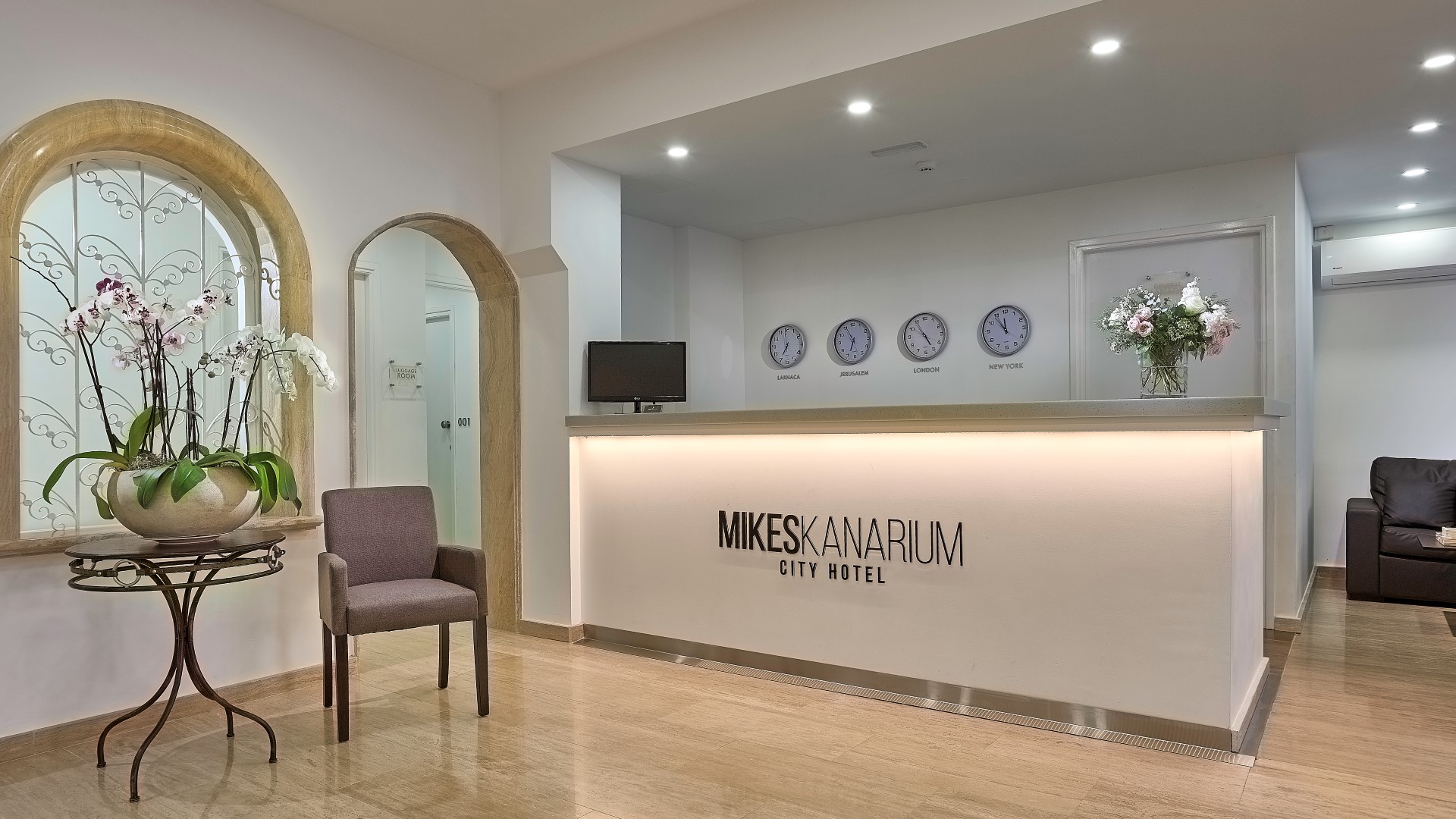 Mikes Kanarium City Hotel-Recepcija.jpg