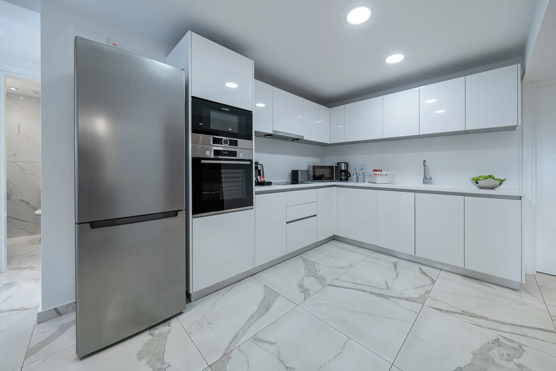 Silver Park-Trosoban apartman kuhinja.jpg