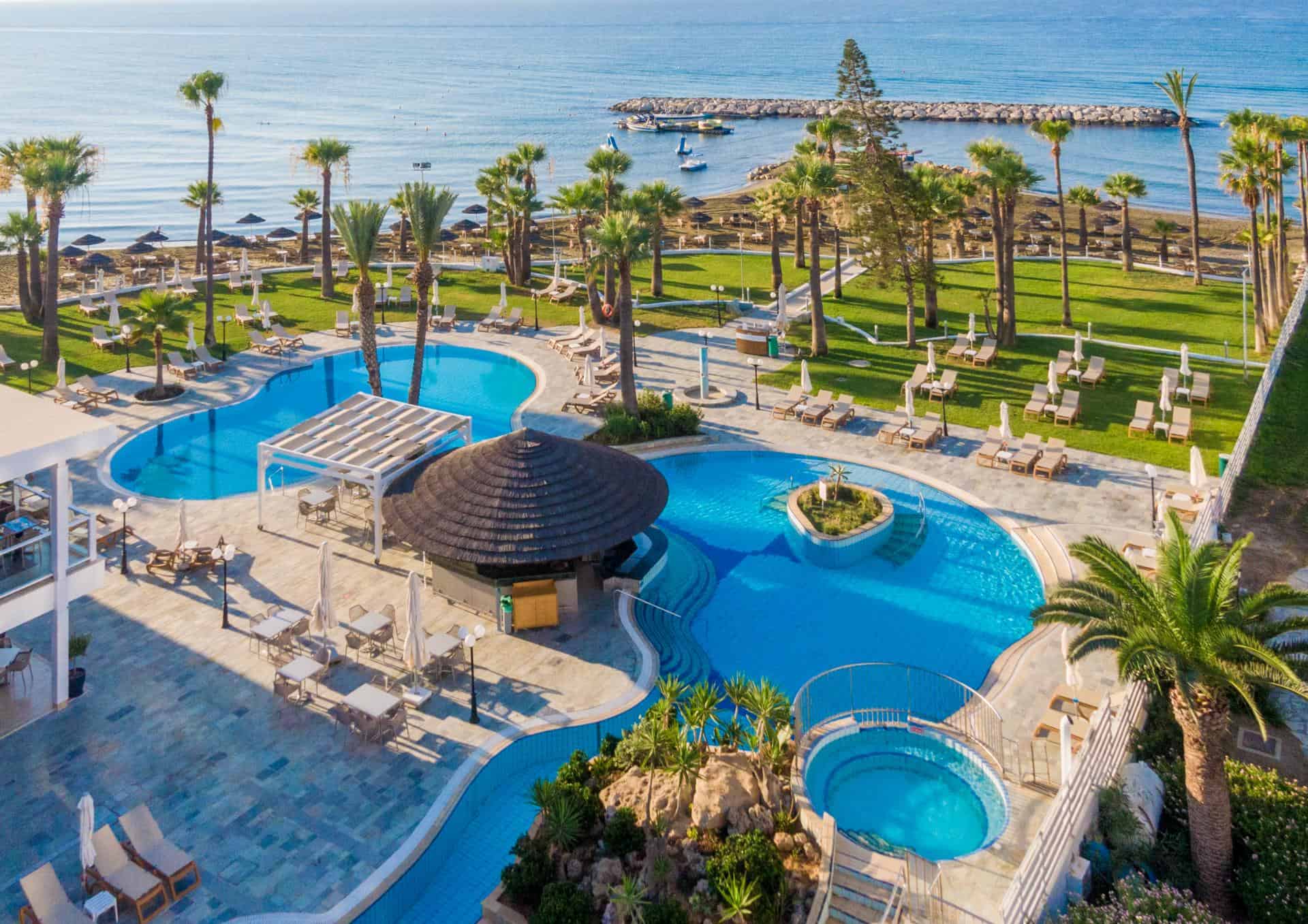 Golden Bay Beach Hotel-Kompleks bazena.jpg