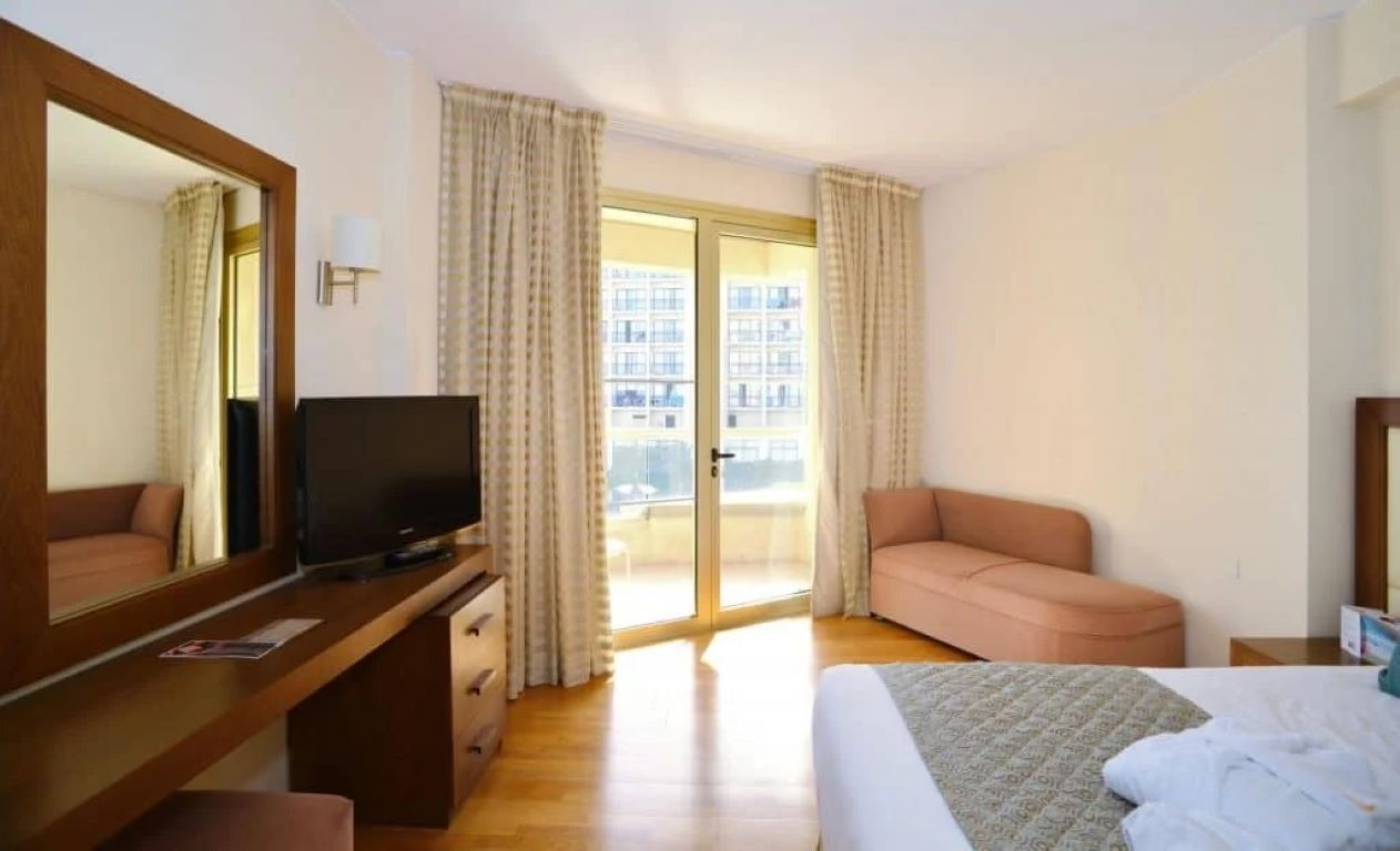 Golden Bay Beach Hotel-Predsednicki suite spavaca soba.jpg