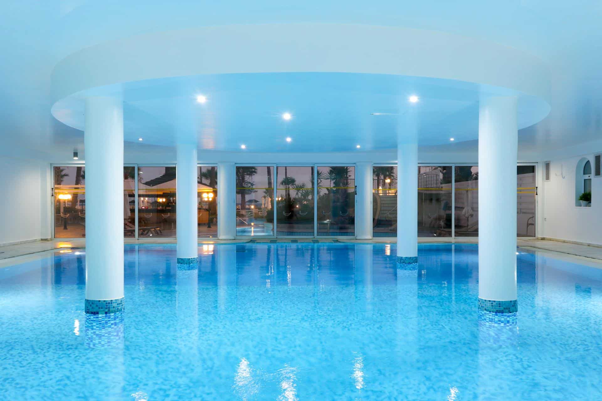 Golden Bay Beach Hotel-Unutrasnji bazen.jpg