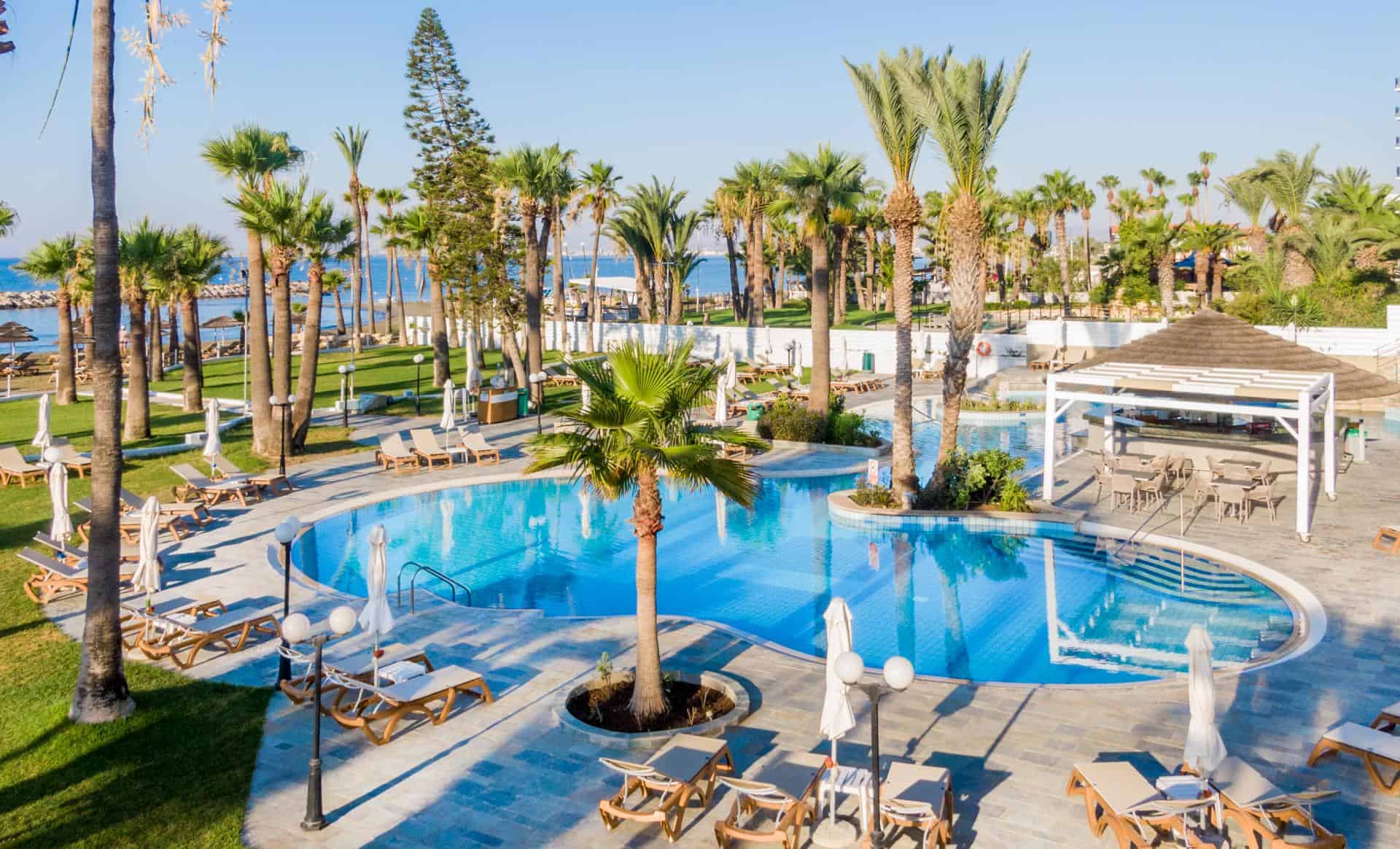 Golden bay Beach Hotel-Bar pored bazena.jpg