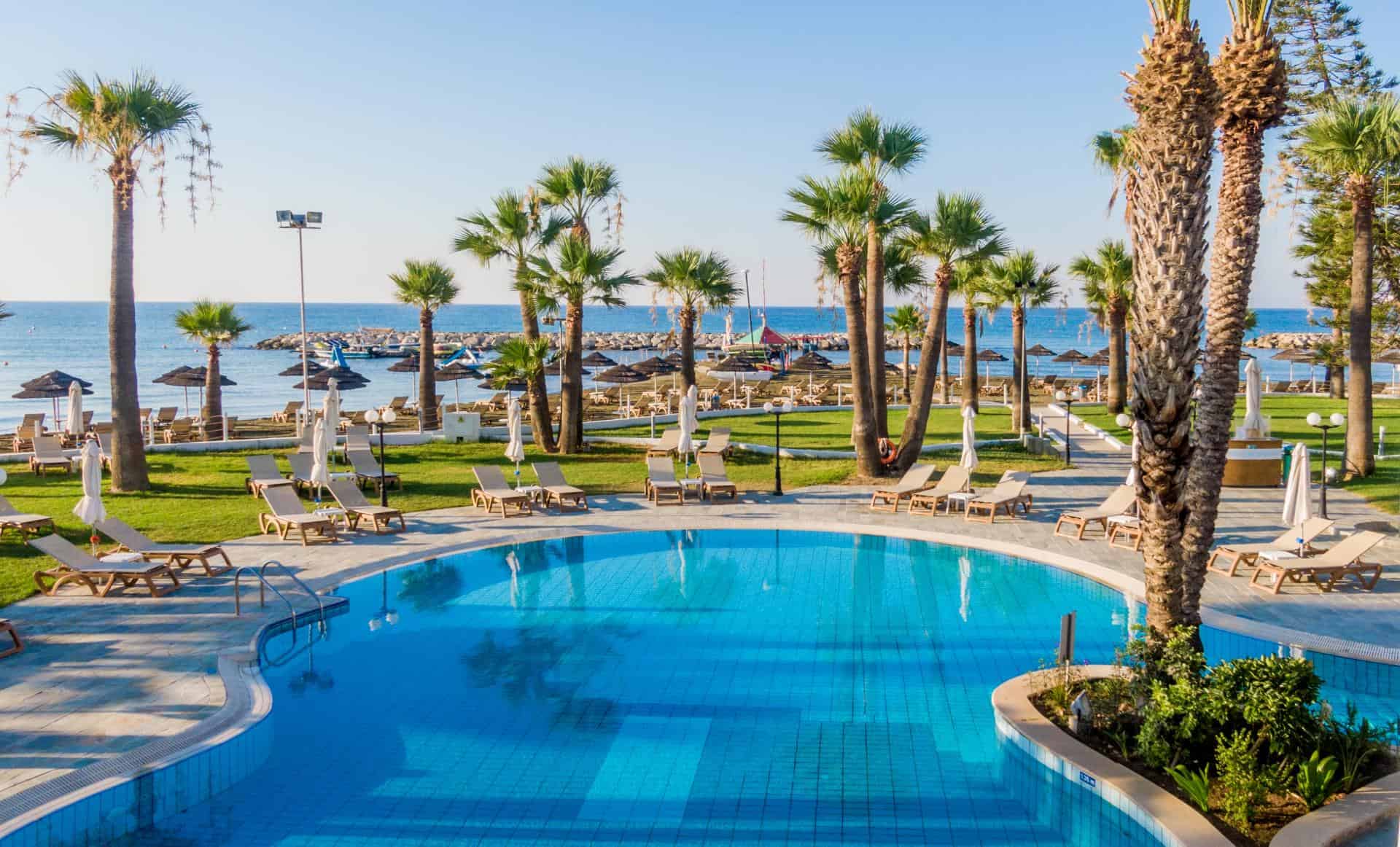 Golden bay Beach Hotel-Bazen.jpg