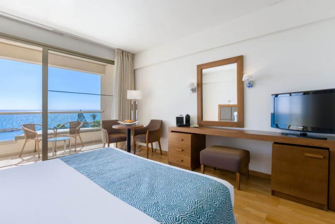 Golden bay Beach Hotel-Standardna soba frontalni pogled more.jpg